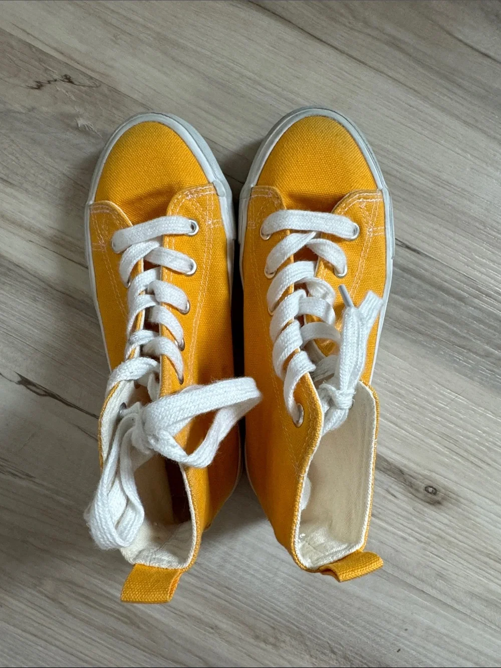 Opoee vibrant yellow